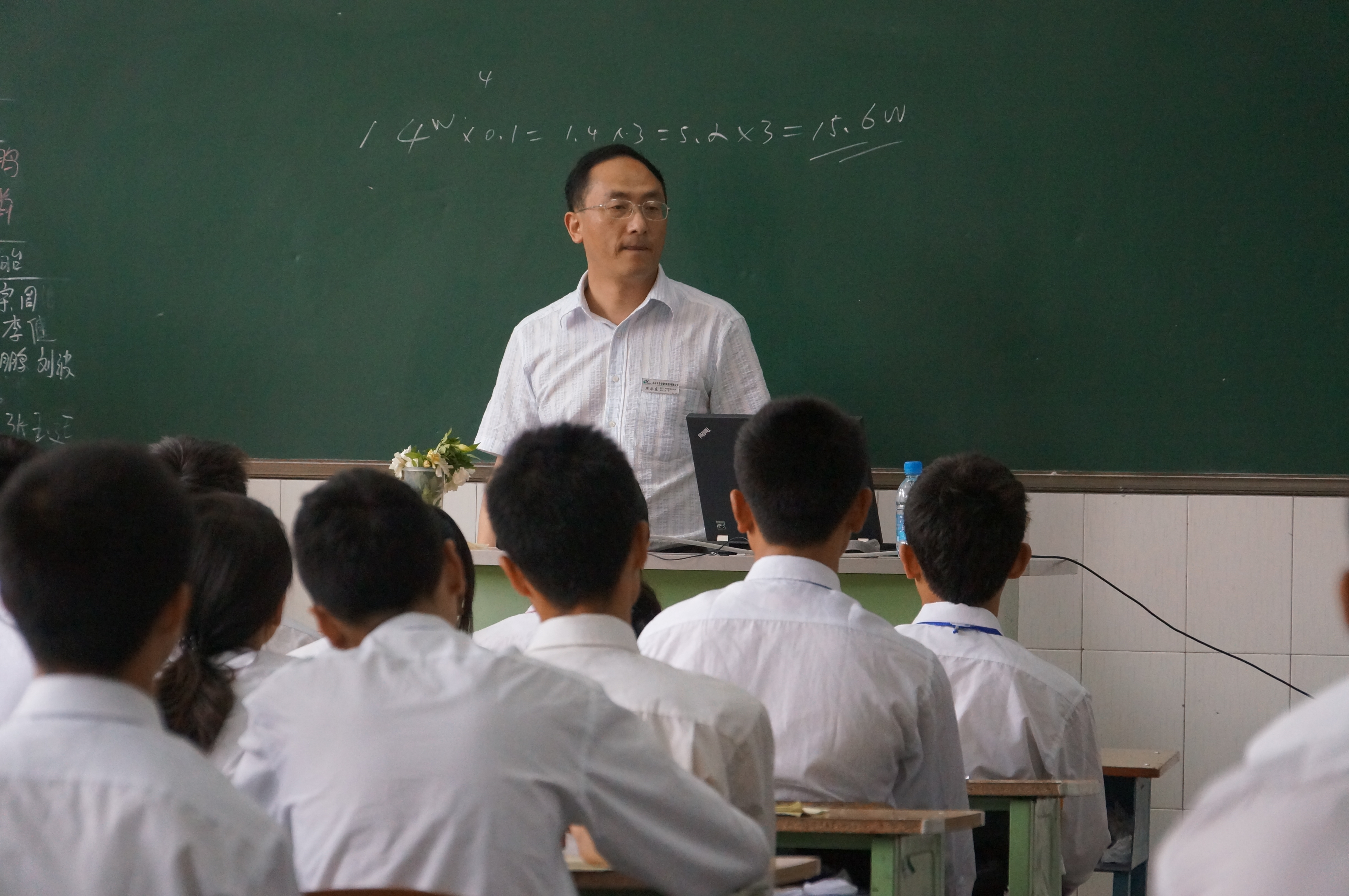 企业老总在课堂上与学生零距离交流体现了我校校企合作的办学思路.JPG
