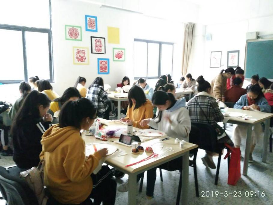 20190324我校幼师专业彝绣班第二期顺利开课.jpg