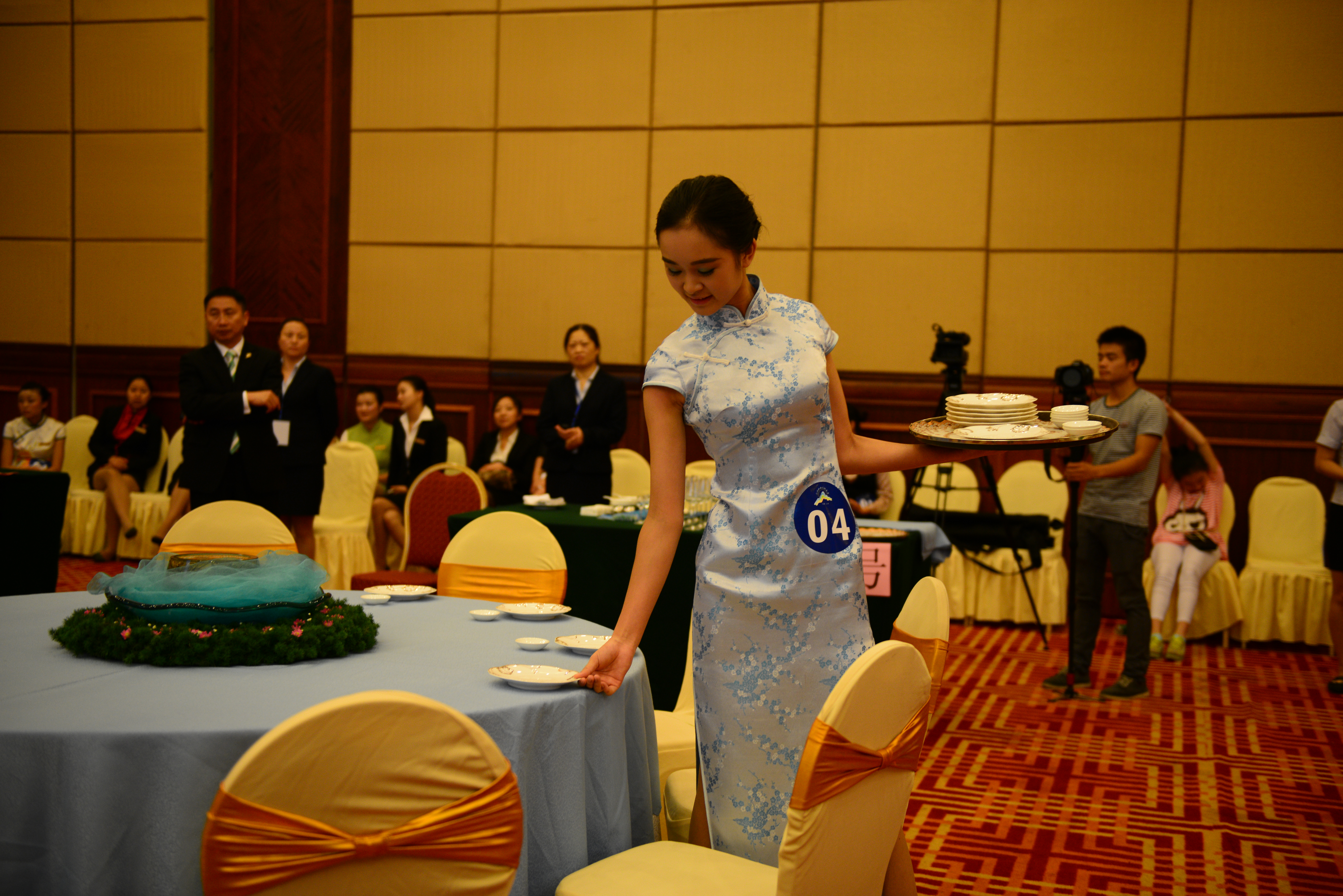 中餐宴会摆台 第二名 熊艳琴.JPG