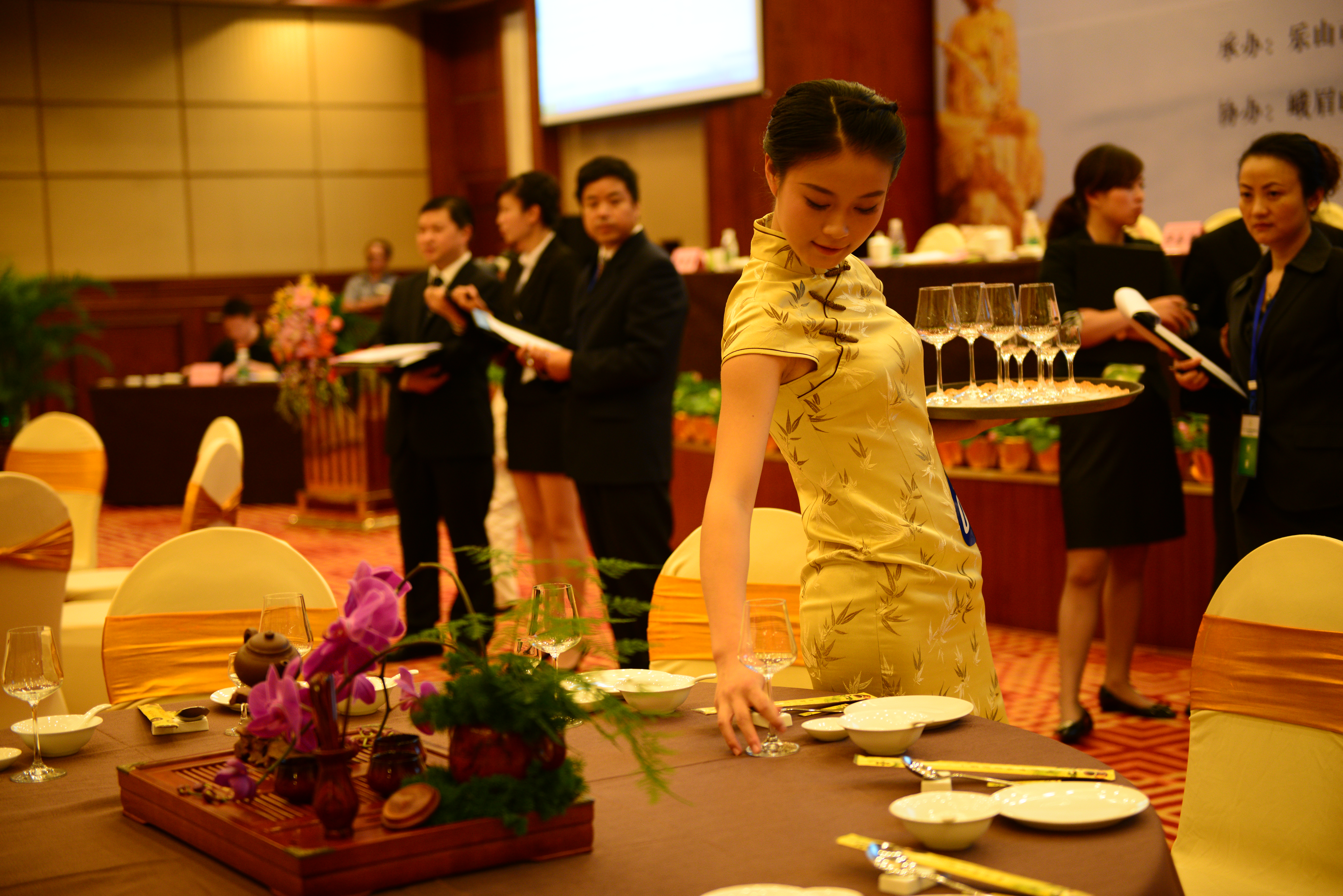 中餐宴会摆台 第一名 李文丽.JPG