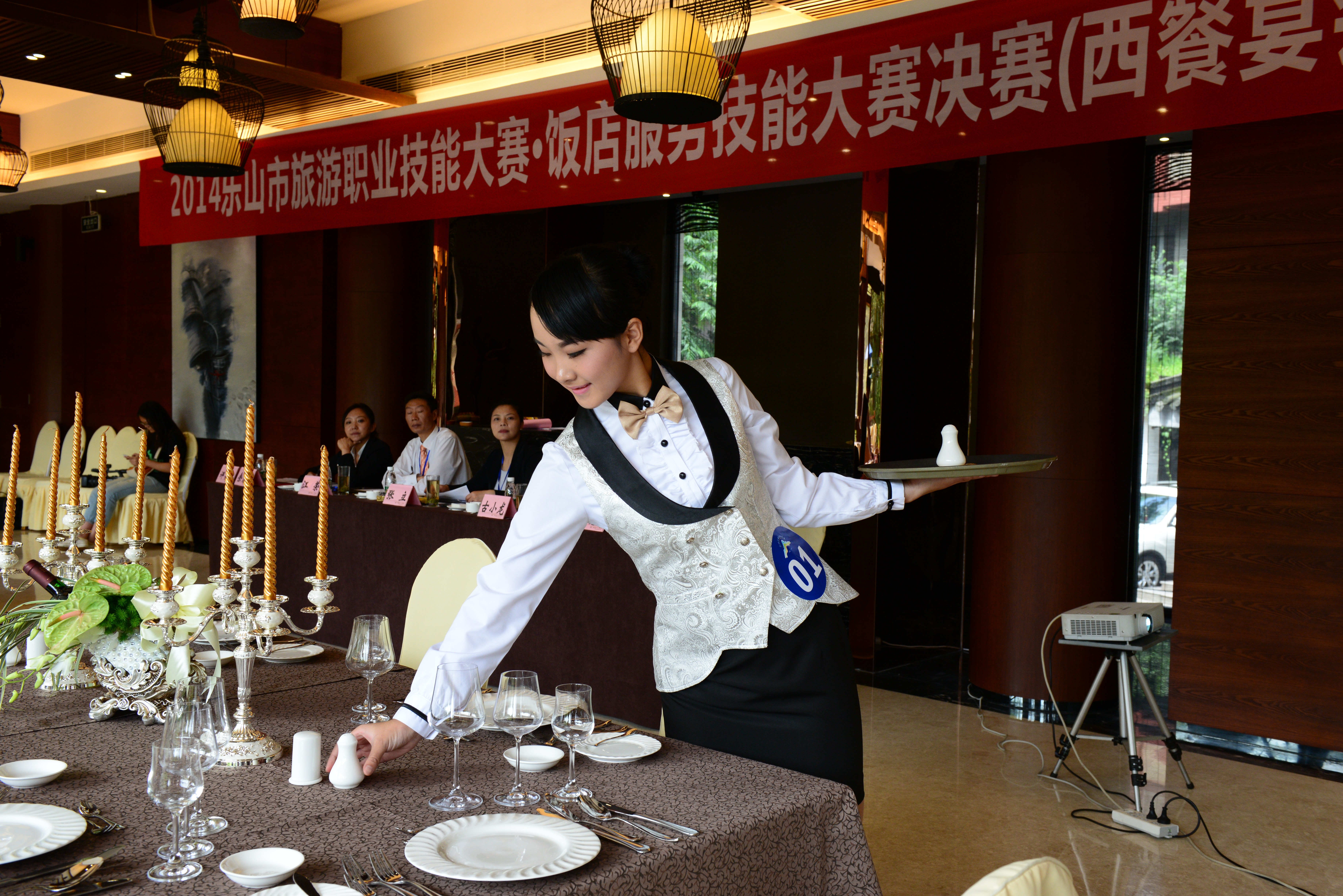 西餐宴会摆台 第一名 张文艺.JPG