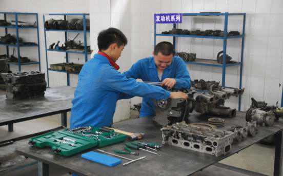 汽车发动机理实一体化实训室05.jpg