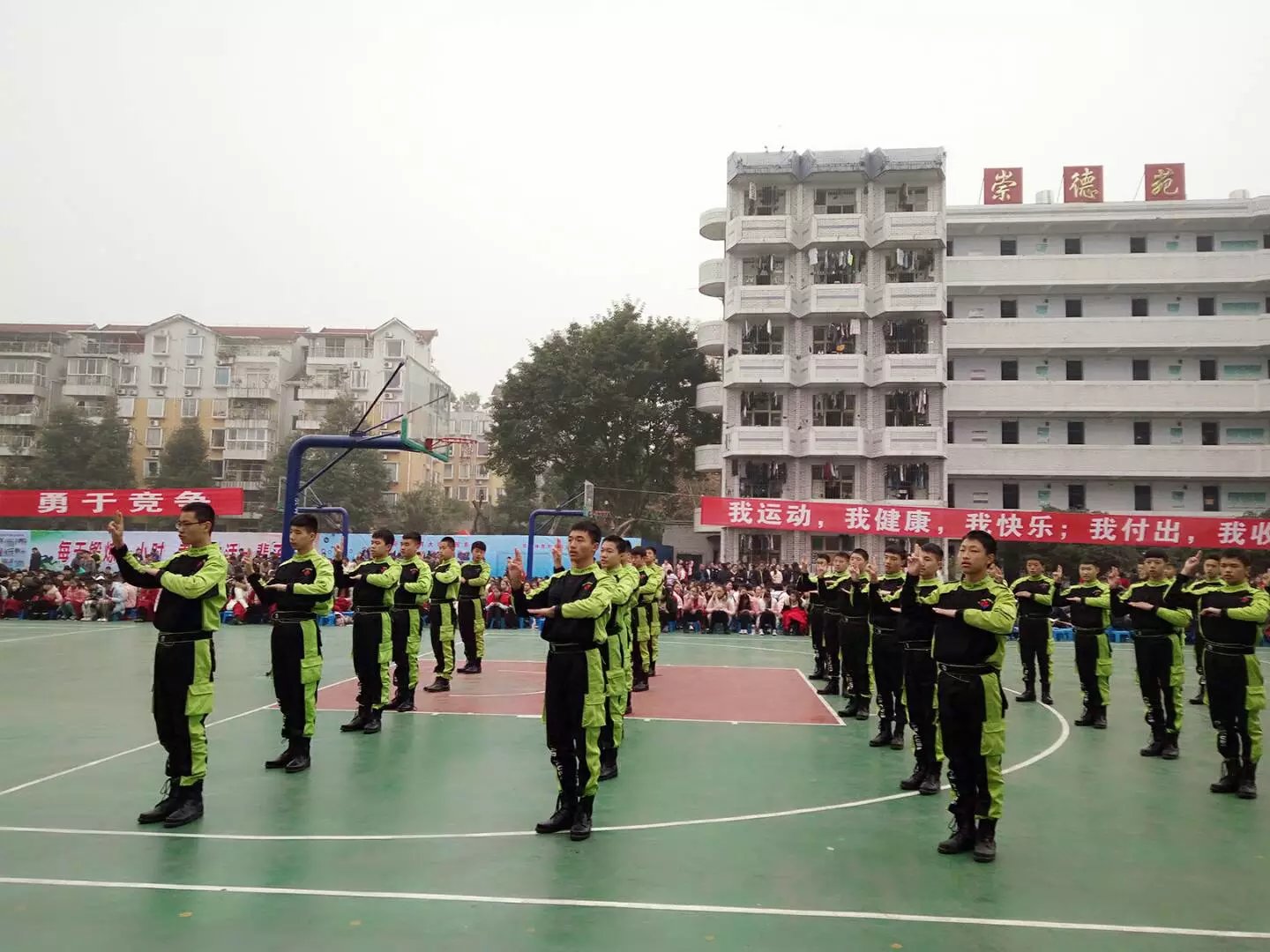 学生两操比赛展风采.jpg