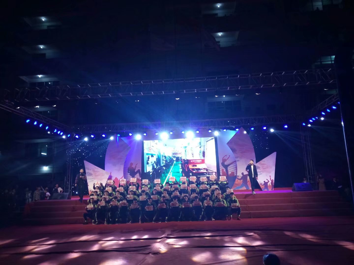 19届学生最美实习季晚会.jpg
