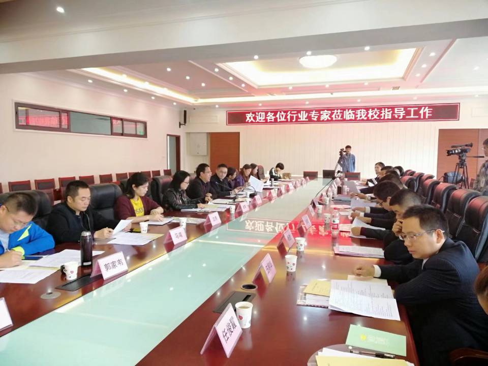 行业、企业、高校专家进校园.jpg
